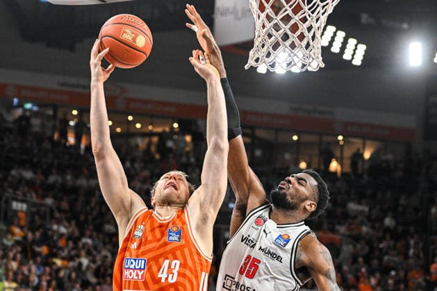 GER, BBL, ratiopharm Ulm vs BMA 365 Bamberg Baskets 11 04 2026, ratiopharm arena, Neu Ulm, GER, BBL, ratiopharm Ulm vs BMA 365 Bamberg Baskets, in the picture Christian Sengfelder Ulm, 43 , Ejiofor Onu Bamberg, 35 nordphotoxGmbHx xHafner nph00200