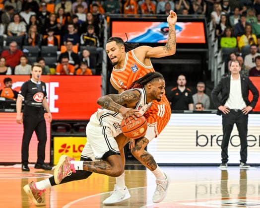GER, BBL, ratiopharm Ulm vs BMA 365 Bamberg Baskets 11 04 2026, ratiopharm arena, Neu Ulm, GER, BBL, ratiopharm Ulm vs BMA 365 Bamberg Baskets, in the picture energetic effort of Cobe Williams Bamberg, 24 against Nelson Weidemann Ulm, 0 nordphotoxGmbHx xHafner nph00200