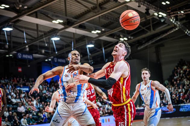 easycredit BBL Basketball Bundesliga 2025 2026 29 Matchday 11 04 2026 Science City Jena vs Fitness First Würzburg Baskets v li in the battle for the ball Chris Carter Jena and Alen Pjanic Würzburg Sparkassen Arena