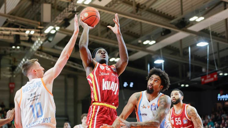 In the picture from left Joe Wieskamp Science City Jena, 10 , Charles Thompson Wuerzburg Baskets, 32 on the ball and Javon Franklin Science City Jena, 22 11 04 2026, Science City Jena Fitness First Wuerzburg Baskets, easyCredit BBL, 29 Matchday, Germany, Jena, Sparkassen Arena, Copyright: HMBxMedia xJulienxBecker