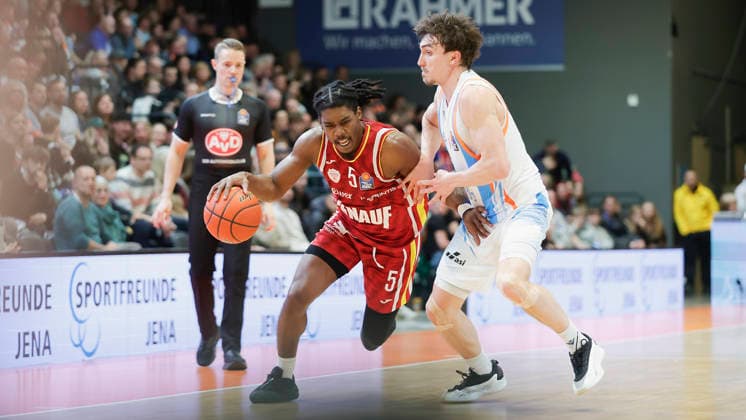 In the picture from left Marcus Carr Wuerzburg Baskets, 5 on the ball against Kistofer Krause Science City Jena, 36 11 04 2026, Science City Jena Fitness First Wuerzburg Baskets, easyCredit BBL, 29 Matchday, Germany, Jena, Sparkassen Arena, Copyright: HMBxMedia xJulienxBecker