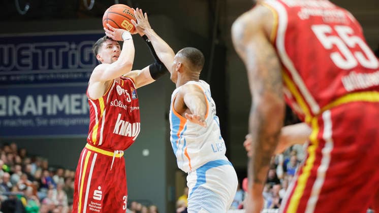 In the picture from left Alen Pjanic Wuerzburg Baskets, 35 against Chris Carter Science City Jena, 5 11 04 2026, Science City Jena Fitness First Wuerzburg Baskets, easyCredit BBL, 29 Matchday, Germany, Jena, Sparkassen Arena, Copyright: HMBxMedia xJulienxBecker