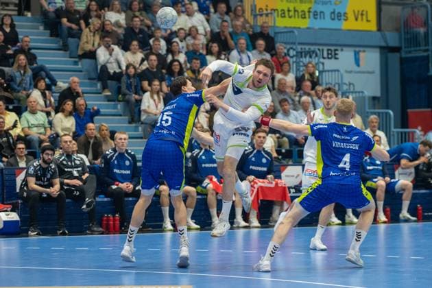 Miro Schluroff, backcourt, VfL Gummersbach 15 , Dominik Mappes, backcourt, HSG Wetzlar 7 , Ellidi Snaer Vidarsson, wing, VfL Gummersbach 4 , VfL Gummersbach vs HSG Wetzlar, Daikin Handball Bundesliga, Men , Matchday 28, 11 04 2026 Gummersbach NRW Germany Copyright: xkolbert-press MartinxWdziecznyx