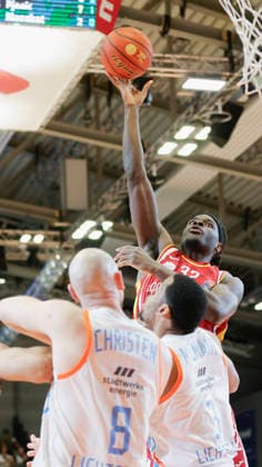 In the picture from left Robin Christen Science City Jena, 8 and William McNair Jr Science City Jena, 3 against Charles Thompson Wuerzburg Baskets, 32 on the ball 11 04 2026, Science City Jena Fitness First Wuerzburg Baskets, easyCredit BBL, Matchday 29, Germany, Jena, Sparkassen Arena, Copyright: HMBxMedia xJulienxBecker