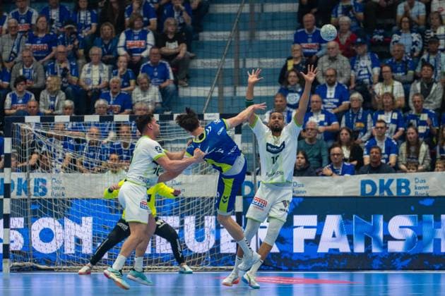 Philipp Ahouansou, Backcourt, HSG Wetzlar 19 ,Miro Schluroff, Backcourt, VfL Gummersbach 15 , VfL Gummersbach vs HSG Wetzlar, Daikin Handball Bundesliga, Men , 28 Matchday, 11 04 2026 Gummersbach NRW Germany Copyright: xkolbert-press MartinxWdziecznyx