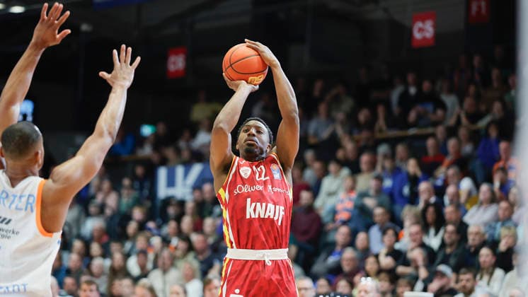 In the picture from left Chris Carter Science City Jena, 5 against the three of Johnathan Stove Wuerzburg Baskets, 22 11 04 2026, Science City Jena Fitness First Wuerzburg Baskets, easyCredit BBL, 29 Matchday, Germany, Jena, Sparkassen Arena, Copyright: HMBxMedia xJulienxBecker