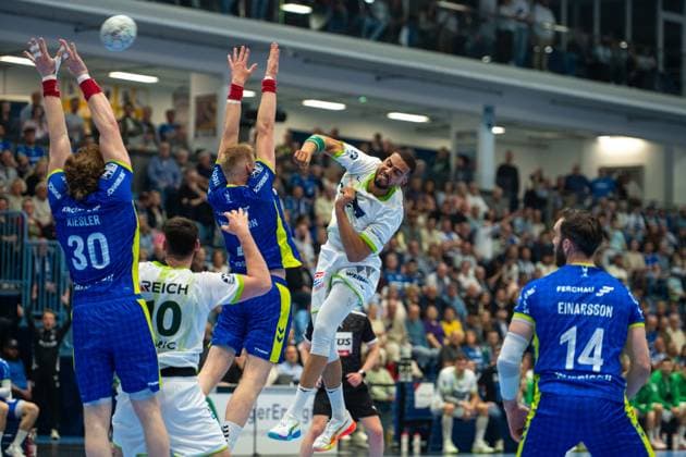 Josip Å imiÄ‡, Wing, HSG Wetzlar 10 , Philipp Ahouansou, Back, HSG Wetzlar 19 , Tom Kiesler, Back, VfL Gummersbach 30 , Teitur Oern Einarsson, Back, VfL Gummersbach 14 , VfL Gummersbach vs HSG Wetzlar, Daikin Handball Bundesliga, Men , Matchday 28, 11 04 2026 Gummersbach NRW Germany Copyright: xkolbert-press MartinxWdziecznyx