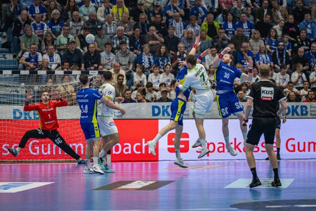 Daikin Handball Bundesliga, VfL Gummersbach HSG Wetzlar, 11 04 2026 Dominik KuzmanoviÄ‡ VfL Gummersbach, 1 , Teitur Einarsson VfL Gummersbach, 14 , Dominik Mappes, Backroom, HSG Wetzlar 7 , Tom Kiesler VfL Gummersbach, 30 , Daikin Handball Bundesliga, VfL Gummersbach HSG Wetzlar, 11 04 2026 Copyright: xBEAUTIFULxSPORTS Erlhofx