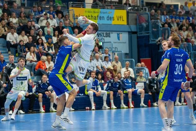 Tom Kiesler, Backcourt, VfL Gummersbach 30 , Dominik Mappes, Backcourt, HSG Wetzlar 7 , VfL Gummersbach vs HSG Wetzlar, Daikin Handball Bundesliga, Men , 28 Matchday, 11 04 2026 Gummersbach NRW Germany Copyright: xkolbert-press MartinxWdziecznyx