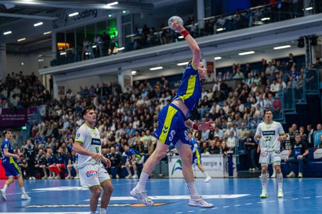 Daikin Handball Bundesliga, VfL Gummersbach HSG Wetzlar, 11 04 2026 Josip Å imiÄ‡, Kreislaeufer, HSG Wetzlar 10 , Ellidi Vidarsson VfL Gummersbach, 4 , Daikin Handball Bundesliga, VfL Gummersbach HSG Wetzlar, 11 04 2026 Copyright: xBEAUTIFULxSPORTS Erlhofx