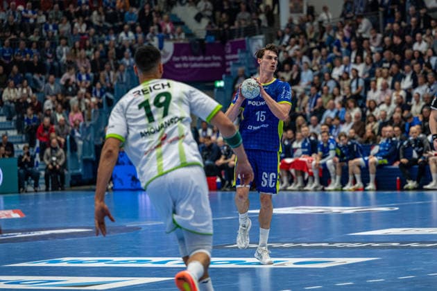 Daikin Handball Bundesliga, VfL Gummersbach HSG Wetzlar, 11 04 2026 Philipp Ahouansou, Backroom, HSG Wetzlar 19 , Miro Schluroff VfL Gummersbach, 15 , Daikin Handball Bundesliga, VfL Gummersbach HSG Wetzlar, 11 04 2026 Copyright: xBEAUTIFULxSPORTS Erlhofx