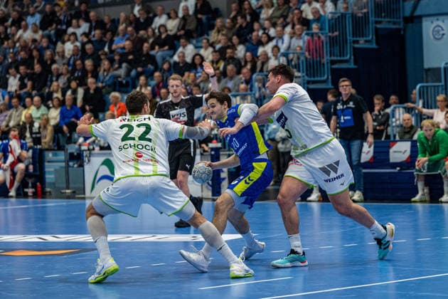 Daikin Handball Bundesliga, VfL Gummersbach HSG Wetzlar, 11 04 2026 Jona Schoch, Back, HSG Wetzlar 22 , Ludvig Hallbäck VfL Gummersbach, 20 , Josip Å imiÄ‡, Circle winger, HSG Wetzlar 10 , Daikin Handball Bundesliga, VfL Gummersbach HSG Wetzlar, 11 04 2026 Copyright: xBEAUTIFULxSPORTS Erlhofx