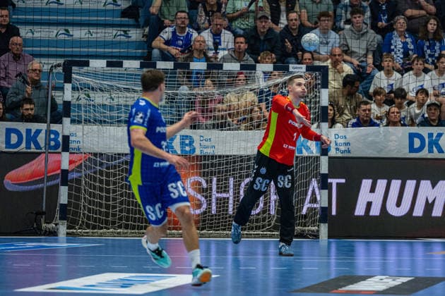 Daikin Handball Bundesliga, VfL Gummersbach HSG Wetzlar, 11 04 2026 Kay Smits VfL Gummersbach, 31 , Dominik KuzmanoviÄ‡ VfL Gummersbach, 1 , Daikin Handball Bundesliga, VfL Gummersbach HSG Wetzlar, 11 04 2026 Copyright: xBEAUTIFULxSPORTS Erlhofx