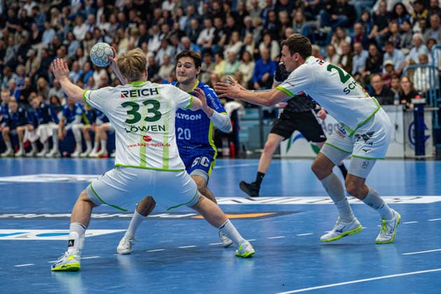 Daikin Handball Bundesliga, VfL Gummersbach HSG Wetzlar, 11 04 2026 Georg Loewen, Circle Winger, HSG Wetzlar 33 , Ludvig Hallbäck VfL Gummersbach, 20 , Jona Schoch, Backroom, HSG Wetzlar 22 , Daikin Handball Bundesliga, VfL Gummersbach HSG Wetzlar, 11 04 2026 Copyright: xBEAUTIFULxSPORTS Erlhofx