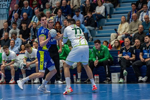 Daikin Handball Bundesliga, VfL Gummersbach HSG Wetzlar, 11 04 2026 Miro Schluroff VfL Gummersbach, 15 , Stefan Äaavor, Backroom, HSG Wetzlar 77 , Daikin Handball Bundesliga, VfL Gummersbach HSG Wetzlar, 11 04 2026 Copyright: xBEAUTIFULxSPORTS Erlhofx