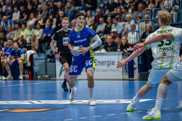 Daikin Handball Bundesliga, VfL Gummersbach HSG Wetzlar, 11 04 2026 Ludvig Hallbäck VfL Gummersbach, 20 , Georg Loewen, Kreislaeufer, HSG Wetzlar 33 , Daikin Handball Bundesliga, VfL Gummersbach HSG Wetzlar, 11 04 2026 Copyright: xBEAUTIFULxSPORTS Erlhofx