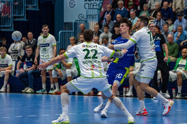Daikin Handball Bundesliga, VfL Gummersbach HSG Wetzlar, 11 04 2026 Jona Schoch, Back, HSG Wetzlar 22 , Miro Schluroff VfL Gummersbach, 15 , Stefan Äaavor, Back, HSG Wetzlar 77 , Daikin Handball Bundesliga, VfL Gummersbach HSG Wetzlar, 11 04 2026 Copyright: xBEAUTIFULxSPORTS Erlhofx