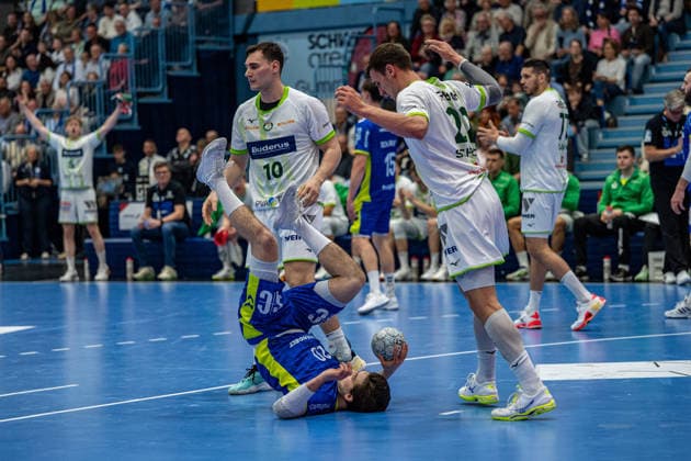 Daikin Handball Bundesliga, VfL Gummersbach HSG Wetzlar, 11 04 2026 Josip Å imiÄ‡, circle shooter, HSG Wetzlar 10 , Ludvig Hallbäck VfL Gummersbach, 20 , on the ground, Jona Schoch, back, HSG Wetzlar 22 , Daikin Handball Bundesliga, VfL Gummersbach HSG Wetzlar, 11 04 2026 Copyright: xBEAUTIFULxSPORTS Erlhofx