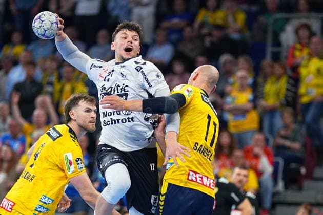Szene mit Marko Grgi? (71; SG Flensburg Handewitt), Steven Plucnar Jacobsen (9; Rhein Neckar Löwen) und 1; Unbekannt Szene mit Marko Grgi? (71; SG Flensburg Handewitt) und Steven Plucnar Jacobsen (9; Rhein Neckar Löwen) *** Scene with Marko Grgi 71 SG Flensburg Handewitt , Steven Plucnar Jacobsen 9 Rhein Neckar Löwen and 1 Unknown Scene with Marko Grgi 71 SG Flensburg Handewitt and Steven Plucnar Jacobsen 9 Rhein Neckar Löwen Copyright: xspeedshotx