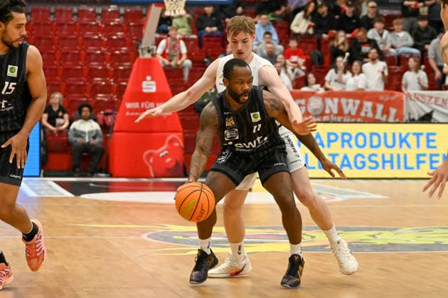 Jordan Johnson Tigers Tuebingen, 11 vs Timo Lanmueller Artland Dragons, 07 Artland Dragons vs Tigers Tuebingen, 2 Basketball Bundesliga, Pro A, 31 Matchday, Season 2025 2026, 11 04 2026, Artland Dragons vs Tigers Tuebingen, 2 Basketball Bundesliga, Pro A, 31 Matchday, Season 2025 2026, 11 04 2026 Quakenbrueck Copyright: xEibner-Pressefoto RobertxGertzenx EP_RGN