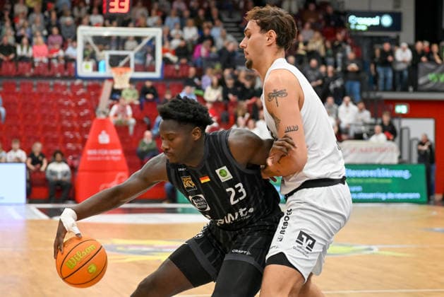 Melkisedek Moreaux Tigers Tuebingen, 23 vs Linus Ruf Artland Dragons, 20 Artland Dragons vs Tigers Tuebingen, 2 Basketball Bundesliga, Pro A, 31 Matchday, Season 2025 2026, 11 04 2026, Artland Dragons vs Tigers Tuebingen, 2 Basketball Bundesliga, Pro A, 31 Matchday, Season 2025 2026, 11 04 2026 Quakenbrueck Copyright: xEibner-Pressefoto RobertxGertzenx EP_RGN