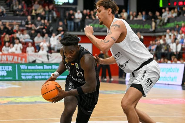 Melkisedek Moreaux Tigers Tuebingen, 23 vs Linus Ruf Artland Dragons, 20 Artland Dragons vs Tigers Tuebingen, 2 Basketball Bundesliga, Pro A, 31 Matchday, Season 2025 2026, 11 04 2026, Artland Dragons vs Tigers Tuebingen, 2 Basketball Bundesliga, Pro A, 31 Matchday, Season 2025 2026, 11 04 2026 Quakenbrueck Copyright: xEibner-Pressefoto RobertxGertzenx EP_RGN