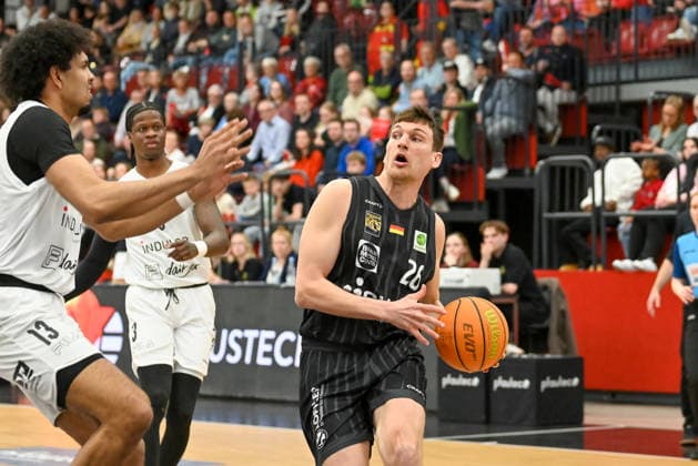 Till Joenke (Tigers Tuebingen, 26) am Ball gegen Dejan Bruce(Artland Dragons, 13) Artland Dragons vs. Tigers Tuebingen, 2. Basketball-Bundesliga, Pro A, 31. Spieltag, Saison 2025 2026, 11.04.2026, Artland Dragons vs. Tigers Tuebingen, 2. Basketball-Bundesliga, Pro A, 31. Spieltag, Saison 2025 2026, 11.04.2026 Quakenbrueck *** Till Joenke Tigers Tuebingen, 26 on the ball against Dejan Bruce Artland Dragons, 13 Artland Dragons vs Tigers Tuebingen, 2 Basketball Bundesliga, Pro A, 31 Matchday, Season 2025 2026, 11 04 2026, Artland Dragons vs Tigers Tuebingen, 2 Basketball Bundesliga, Pro A, 31 Matchday, Season 2025 2026, 11 04 2026 Quakenbrueck Copyright: xEibner-Pressefoto RobertxGertzenx EP_RGN