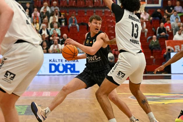 Till Joelke Tigers Tuebingen, 26 vs Dejan Bruce Artland Dragons, 13 Artland Dragons vs Tigers Tuebingen, 2 Basketball Bundesliga, Pro A, 31 Matchday, Season 2025 2026, 11 04 2026, Artland Dragons vs Tigers Tuebingen, 2 Basketball Bundesliga, Pro A, 31 Matchday, Season 2025 2026, 11 04 2026 Quakenbrueck Copyright: xEibner-Pressefoto RobertxGertzenx EP_RGN
