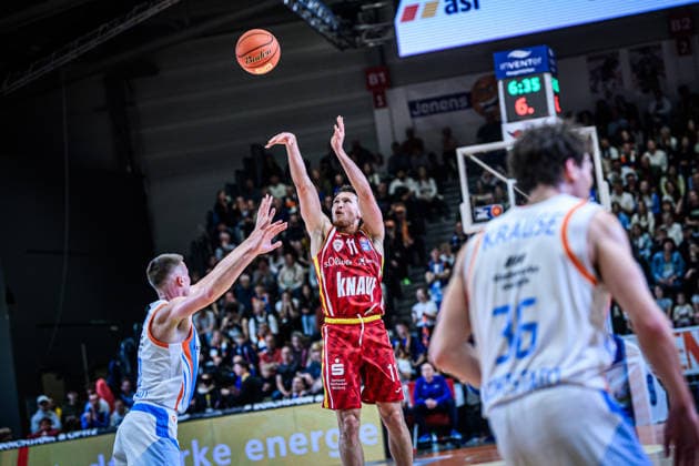 easycredit BBL Basketball Bundesliga 2025 2026 29 Matchday 11 04 2026 Science City Jena vs Fitness First Würzburg Baskets Brae Ivey Würzburg with the 3-pointer against Joe Wieskamp Jena Sparkassen Arena