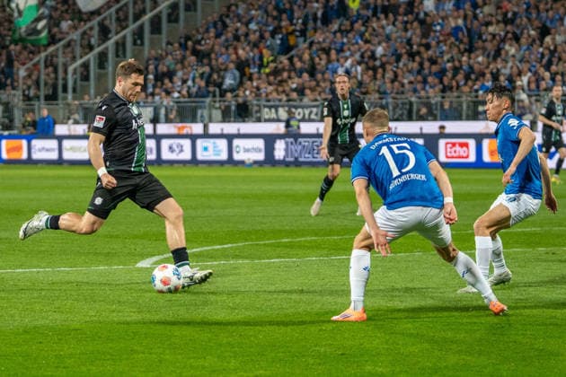 2 Bundesliga SV Darmstadt 98 vs Hannover 96, 11 04 2026 Goal kick by Benjamin Källman Hannover 96, 9 2 Bundesliga SV Darmstadt 98 vs Hannover 96, Merck Stadion am Böllenfalltor, 11 04 2026 DFB DFL REGULATIONS PROHIBIT ANY USE OF PHOTOGRAPHS AS IMAGE SEQUENCES AND OR QUASI VIDEO Copyright: xBEAUTIFULxSPORTS Hillx
