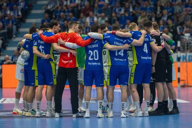 The team before the match, VfL Gummersbach vs HSG Wetzlar, Daikin Handball Bundesliga, Men , 28 Matchday, 11 04 2026 Gummersbach NRW Germany Copyright: xkolbert-press MartinxWdziecznyx
