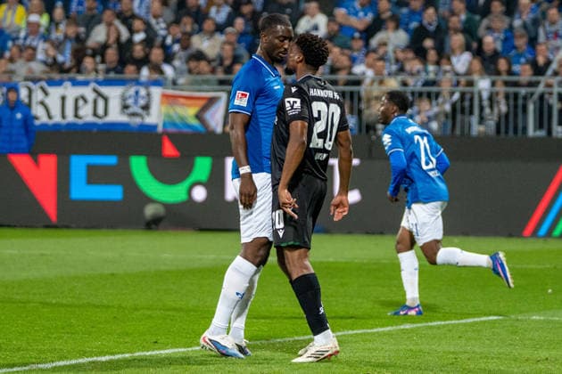 2 Bundesliga SV Darmstadt 98 vs Hannover 96, 11 04 2026 Head-to-head between Patric Pfeiffer SV Darmstadt 98, 6 and Ime Okon Hannover 96, 20 2 Bundesliga SV Darmstadt 98 vs Hannover 96, Merck Stadion am Böllenfalltor, 11 04 2026 DFB DFL REGULATIONS PROHIBIT ANY USE OF PHOTOGRAPHS AS IMAGE SEQUENCES AND OR QUASI VIDEO Copyright: xBEAUTIFULxSPORTS Hillx
