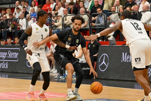 Miles Lamar Tigers Tuebingen, 03 vs Amir Hinton Artland Dragons, 03 Artland Dragons vs Tigers Tuebingen, 2 Basketball Bundesliga, Pro A, 31 Matchday, Season 2025 2026, 11 04 2026, Artland Dragons vs Tigers Tuebingen, 2 Basketball Bundesliga, Pro A, 31 Matchday, Season 2025 2026, 11 04 2026 Quakenbrueck Copyright: xEibner-Pressefoto RobertxGertzenx EP_RGN