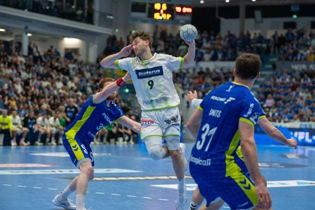 Niklas Theiss, Backcourt, HSG Wetzlar 9 ,Kay Smits, Backcourt, VfL Gummersbach 31 , VfL Gummersbach vs HSG Wetzlar, Daikin Handball Bundesliga, Men , 28 Matchday, 11 04 2026 Gummersbach NRW Germany Copyright: xkolbert-press MartinxWdziecznyx