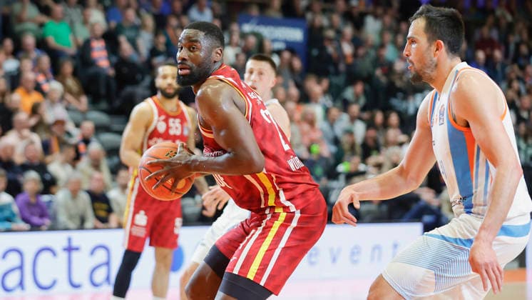 In the picture from left Eddy Edigin Wuerzburg Baskets, 27 on the ball against Alex Herrera Science City Jena, 41 11 04 2026, Science City Jena Fitness First Wuerzburg Baskets, easyCredit BBL, Matchday 29, Germany, Jena, Sparkassen Arena, Copyright: HMBxMedia xJulienxBecker