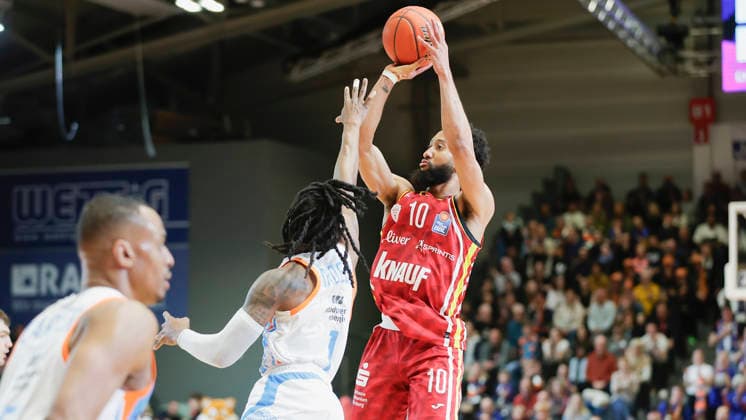 In the picture from left Uchenna Iroegbu Science City Jena, 1 against the three of Davion Mintz Wuerzburg Baskets, 10 11 04 2026, Science City Jena Fitness First Wuerzburg Baskets, easyCredit BBL, 29 Matchday, Germany, Jena, Sparkassen Arena, Copyright: HMBxMedia xJulienxBecker