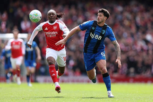 Arsenal gegen Bournemouth 11 April 2026, London Premier League Fußball Arsenal gegen AFC Bournemouth Eberechi Eze von Arsenal und Marcos Senesi von Bournemouth Foto Charlotte Wilson Abseits London UK  Copyright: xCharlottexWilsonx xOffsidexOffside