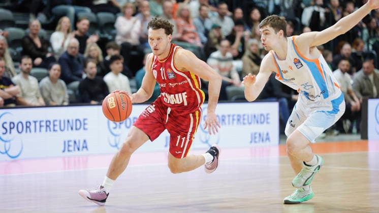 In the picture from left Brae Ivey Wuerzburg Baskets, 11 on the ball against Lorenz Bank Science City Jena, 25 11 04 2026, Science City Jena Fitness First Wuerzburg Baskets, easyCredit BBL, 29 Matchday, Germany, Jena, Sparkassen Arena, Copyright: HMBxMedia xJulienxBecker