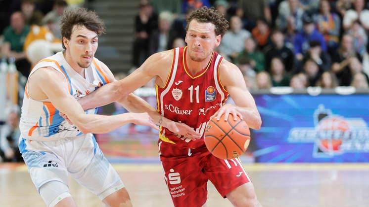 In the picture from left Kistofer Krause Science City Jena, 36 against Brae Ivey Wuerzburg Baskets, 11 on the ball 11 04 2026, Science City Jena Fitness First Wuerzburg Baskets, easyCredit BBL, 29 Matchday, Germany, Jena, Sparkassen Arena, Copyright: HMBxMedia xJulienxBecker