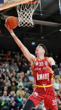 In the picture Alen Pjanic Wuerzburg Baskets, 35 with the basket shot 11 04 2026, Science City Jena Fitness First Wuerzburg Baskets, easyCredit BBL, Matchday 29, Germany, Jena, Sparkassen Arena, Copyright: HMBxMedia xJulienxBecker