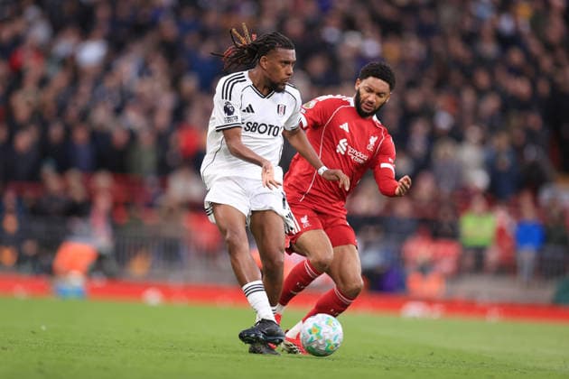 Fußball Premier League Liverpool gegen Fulham 11. April 2026 Premier League Liverpool gegen Fulham Alex Iwobi von Fulham kämpft mit Curtis Jones von Liverpool Foto Simon Stacpoole Abseits Liverpool UK  Copyright: xSimonxStacpoolexOffside