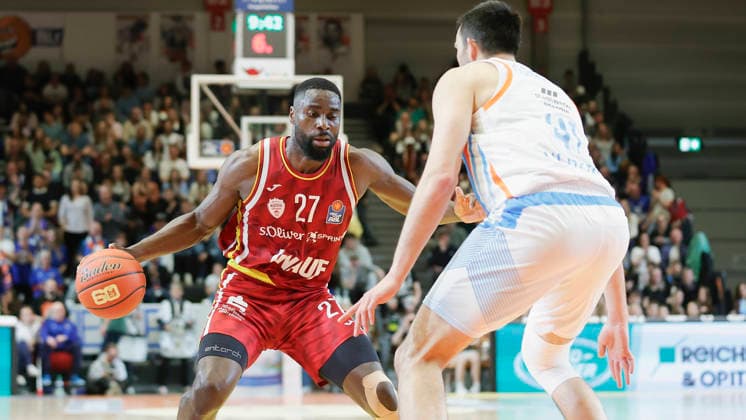 In the picture from left Eddy Edigin Wuerzburg Baskets, 27 on the ball against Alex Herrera Science City Jena, 41 11 04 2026, Science City Jena Fitness First Wuerzburg Baskets, easyCredit BBL, Matchday 29, Germany, Jena, Sparkassen Arena, Copyright: HMBxMedia xJulienxBecker