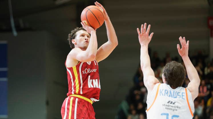 In the picture from left Brae Ivey Wuerzburg Baskets, 11 with the three-pointer against Kistofer Krause Science City Jena, 36 11 04 2026, Science City Jena Fitness First Wuerzburg Baskets, easyCredit BBL, 29 Matchday, Germany, Jena, Sparkassen Arena, Copyright: HMBxMedia xJulienxBecker
