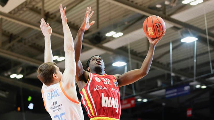 In the picture from left Lorenz Bank Science City Jena, 25 against Charles Thompson Wuerzburg Baskets, 32 on the ball 11 04 2026, Science City Jena Fitness First Wuerzburg Baskets, easyCredit BBL, 29 Matchday, Germany, Jena, Sparkassen Arena, Copyright: HMBxMedia xJulienxBecker