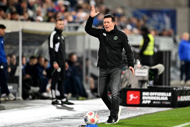 11 04 2026, xfux, Fussball 2 Bundesliga, SV Darmstadt 98 Hannover 96 v l Trainer Chrstian Titz Hannover 96 enttaeuscht, enttaeuscht schauend, dissapointed gibt Anweisungen, gestikuliert, mit den Armen gestikulieren gives instructions, gesticulate, gesticolando DFL DFB REGULATIONS PROHIBIT ANY USE OF PHOTOGRAPHS as IMAGE SEQUENCES and or QUASI VIDEO Darmstadt