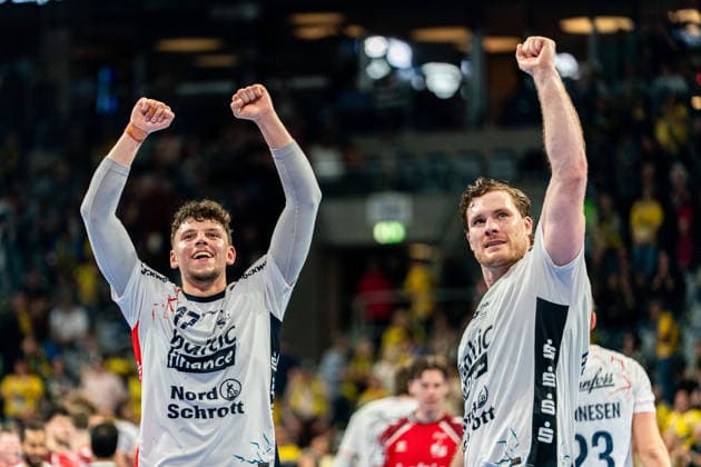11 04 2026, xdaymx, Handball Daikin HBL, Rhein Neckar Loewen SG Flensburg Handewitt vl Marko Grgic and Johannes Golla with the winning fist to the traveling fans after the victory against the Loewen DFL DFB REGULATIONS PROHIBIT ANY USE OF PHOTOGRAPHS as IMAGE SEQUENCES and or QUASI VIDEO Mannheim