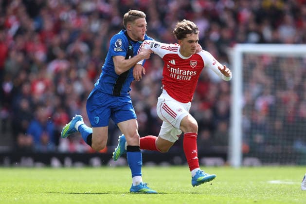 Arsenal gegen Bournemouth 11 April 2026, London Premier League Fußball Arsenal gegen AFC Bournemouth Adrien Truffert von Bournemouth und Max Dowman von Arsenal Foto Charlotte Wilson Abseits London UK  Copyright: xCharlottexWilsonx xOffsidexOffside