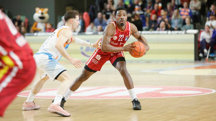 In the picture from left Jack Pagenkopf Science City Jena, 11 against Johnathan Stove Wuerzburg Baskets, 22 on the ball 11 04 2026, Science City Jena Fitness First Wuerzburg Baskets, easyCredit BBL, 29 Matchday, Germany, Jena, Sparkassen Arena, Copyright: HMBxMedia xJulienxBecker