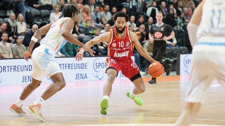 In the picture from left Keith Braxton Jr Science City Jena, 13 against Davion Mintz Wuerzburg Baskets, 10 on the ball 11 04 2026, Science City Jena Fitness First Wuerzburg Baskets, easyCredit BBL, Matchday 29, Germany, Jena, Sparkassen Arena, Copyright: HMBxMedia xJulienxBecker