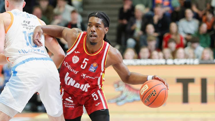 In the picture Marcus Carr Wuerzburg Baskets, 5 on the ball against Joe Wieskamp Science City Jena, 10 , left on the ball 11 04 2026, Science City Jena Fitness First Wuerzburg Baskets, easyCredit BBL, Matchday 29, Germany, Jena, Sparkassen Arena, Copyright: HMBxMedia xJulienxBecker